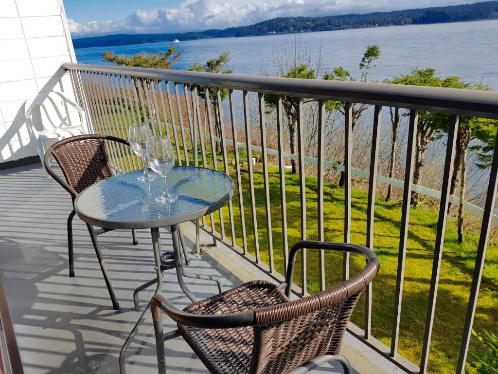 Oceanfront King Room with Private Balcony 2nd Floor - Photo 15